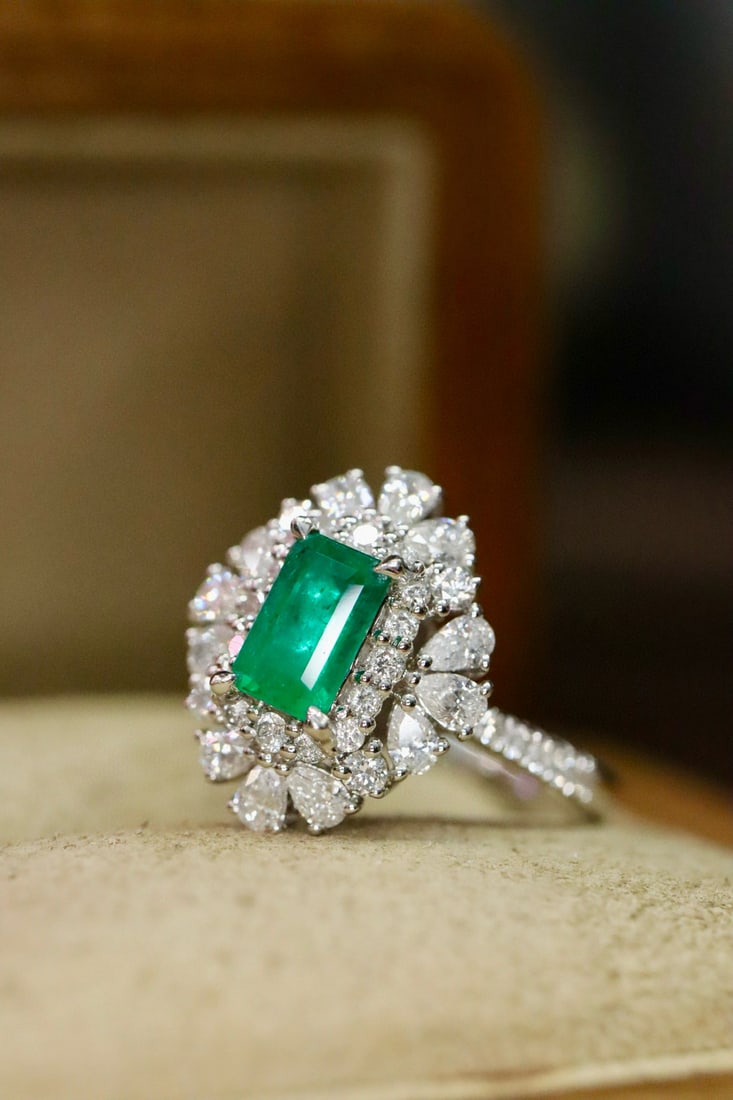 14k Gold 1.74 Ctw Vivid Green Natural Emerald & Diamond Ring: Ref:231082264 // gold content:14k gold // ring size:7. 25us // // main gemstone:emerald // shape:octagonal // carat weight:0. 85ct // color:vivid green // treatment:natural // // adjacent gemstone 2