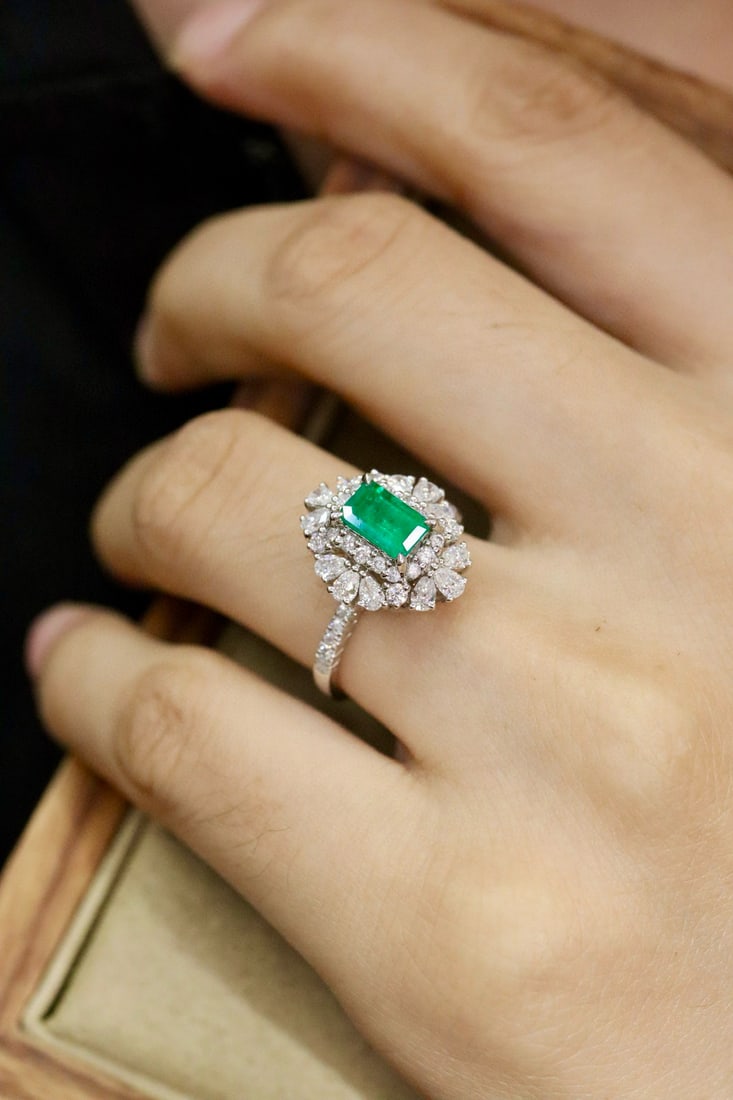 14k Gold 1.74 Ctw Vivid Green Natural Emerald & Diamond Ring - 2