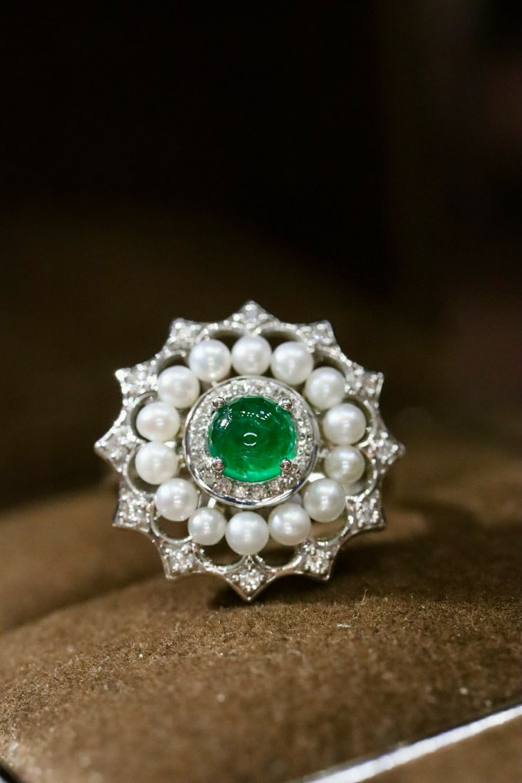 14k Gold 0.88 Ctw Vivid Green Natural Emerald & Diamond Ring: Ref:231082272 // gold content:14k gold // ring size:7. 25us // // main gemstone:emerald // shape:round // carat weight:0. 69ct // color:vivid green // treatment:natural // cut grade:g // // adjacent