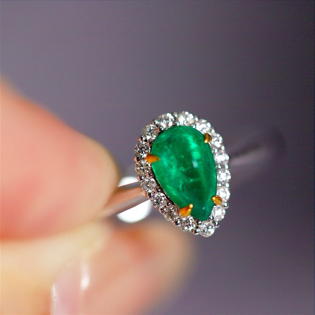 14k Gold 0.85 Ctw Vivid Green Natural Emerald & Diamond Ring - 4