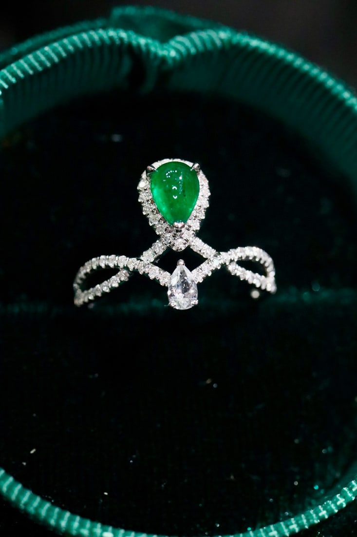 14k Gold 0.81 Ctw Vivid Green Natural Emerald & Diamond Ring: Ref:231082308 // gold content:14k gold // ring size:7. 25us // // main gemstone:emerald // shape:pear // carat weight:0. 56ct // color:vivid green // treatment:natural // // adjacent gemstone 2 :
