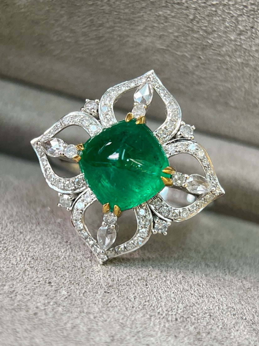 14k Gold 4.08 Ctw Vivid Green Natural Emerald & Diamond Ring: Ref:231082309 // gold content:14k gold // ring size:7. 25us // // main gemstone:emerald // shape:sugar-loaf // carat weight:3. 50ct // color:vivid green // treatment:natural // // adjacent gemstone 2