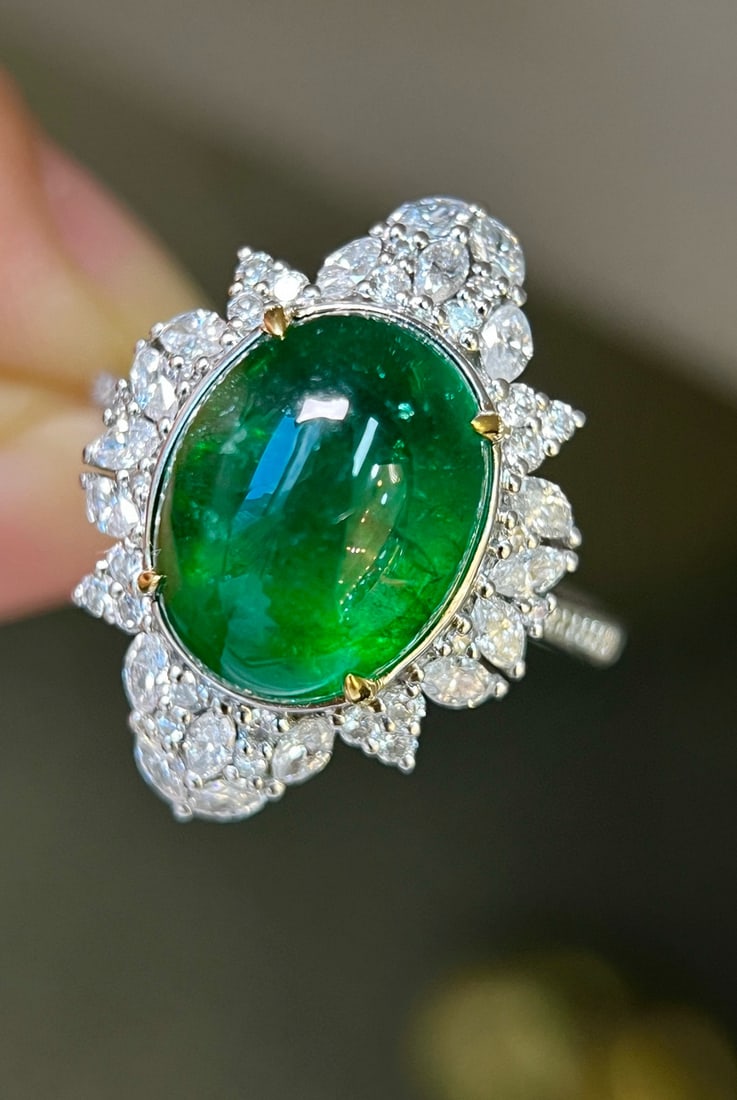 14k Gold 7.60 Ctw Vivid Green Natural Emerald & Diamond Ring: Ref:231082314 // gold content:14k gold // ring size:7. 25us // // main gemstone:emerald // shape:oval // carat weight:6. 80ct // color:vivid green // treatment:natural // // adjacent gemstone 2 : diam