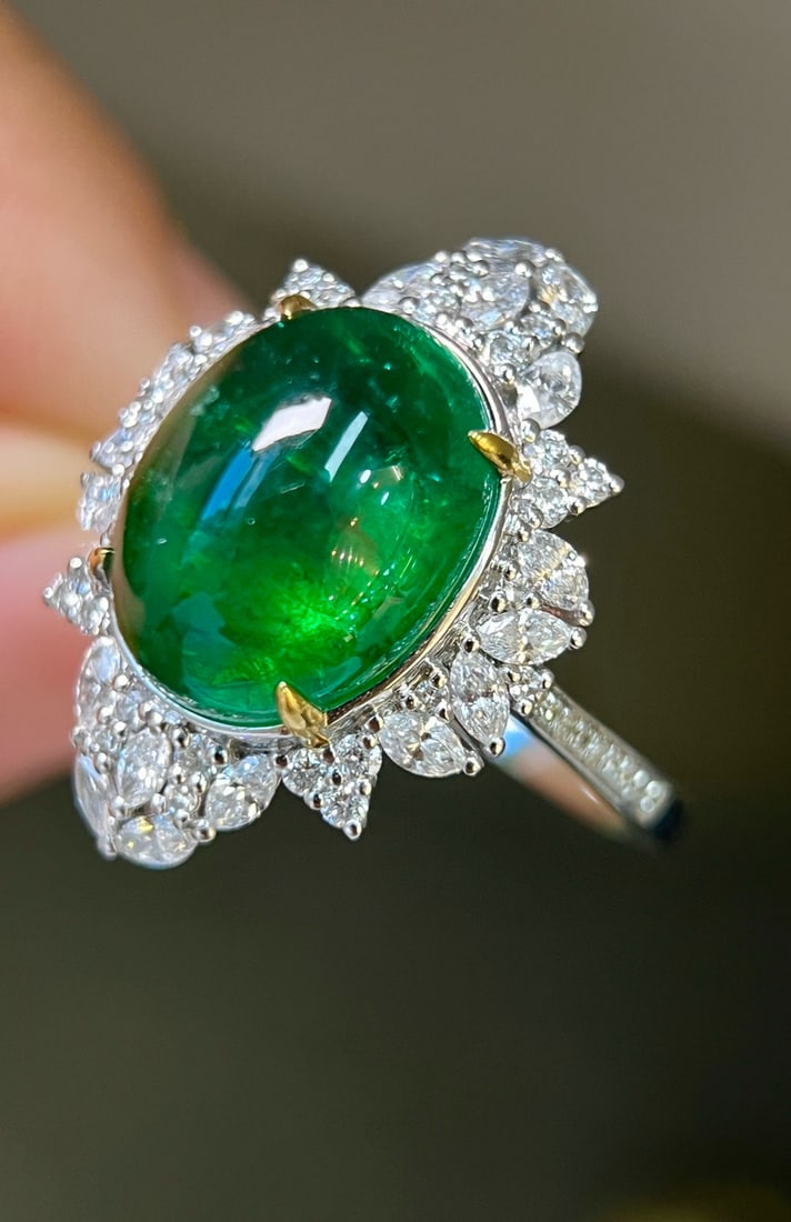 14k Gold 7.60 Ctw Vivid Green Natural Emerald & Diamond Ring - 2