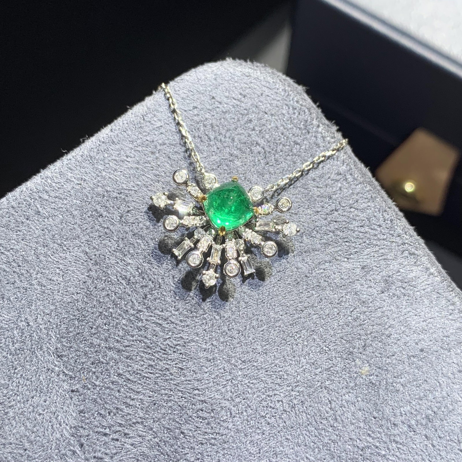 14k Gold 1.38 Ctw Vivid Green Natural Emerald & Diamond Necklace: Ref:231082333 // gold content:14k gold // main gemstone:emerald // shape:sugar-loaf // carat weight:1. 03ct // color:vivid green // treatment:natural // // adjacent gemstone 2 : diamond //