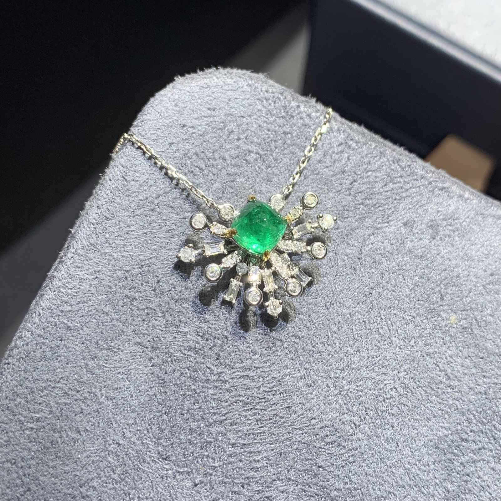 14k Gold 1.38 Ctw Vivid Green Natural Emerald & Diamond Necklace - 2