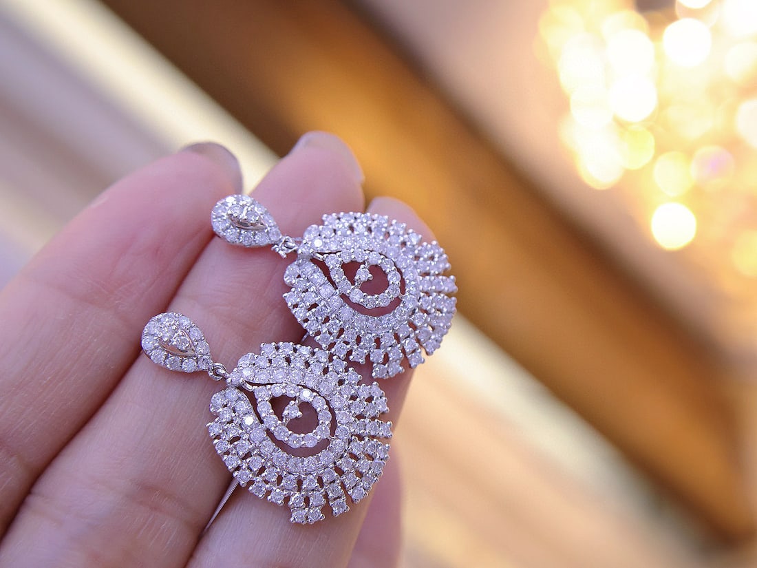 14k Gold 2.2 Ct Natural H Diamond Earrings: Ref:231082339 // gold content:14k gold // main gemstone:diamond // shape:round // carat weight:2. 2ct // clarity grade:vs-si // color:h // treatment:natural // cut grade:g // Condition: New Low Estima