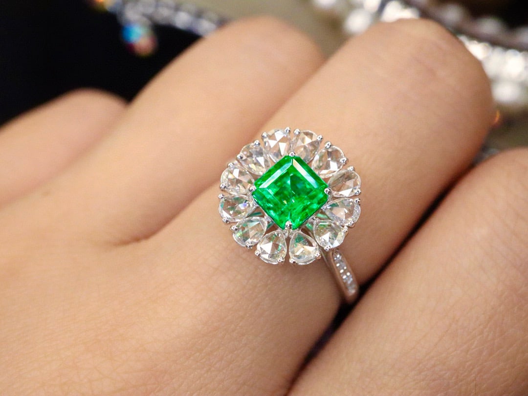 14k Gold 1.52 Ctw Vivid Green Natural Emerald & Diamond Ring - 5