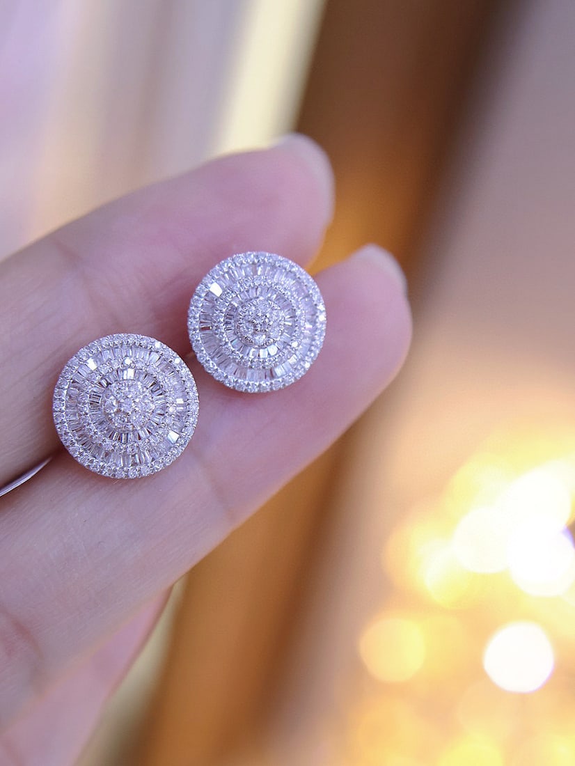 14k Gold 0.8 Ct Natural H Diamond Earrings: Ref:231082352 // gold content:14k gold // main gemstone:diamond // shape:multiple // carat weight:0. 8ct // clarity grade:vs-si // color:h // treatment:natural // Condition: New Low Estimate: 2400.00