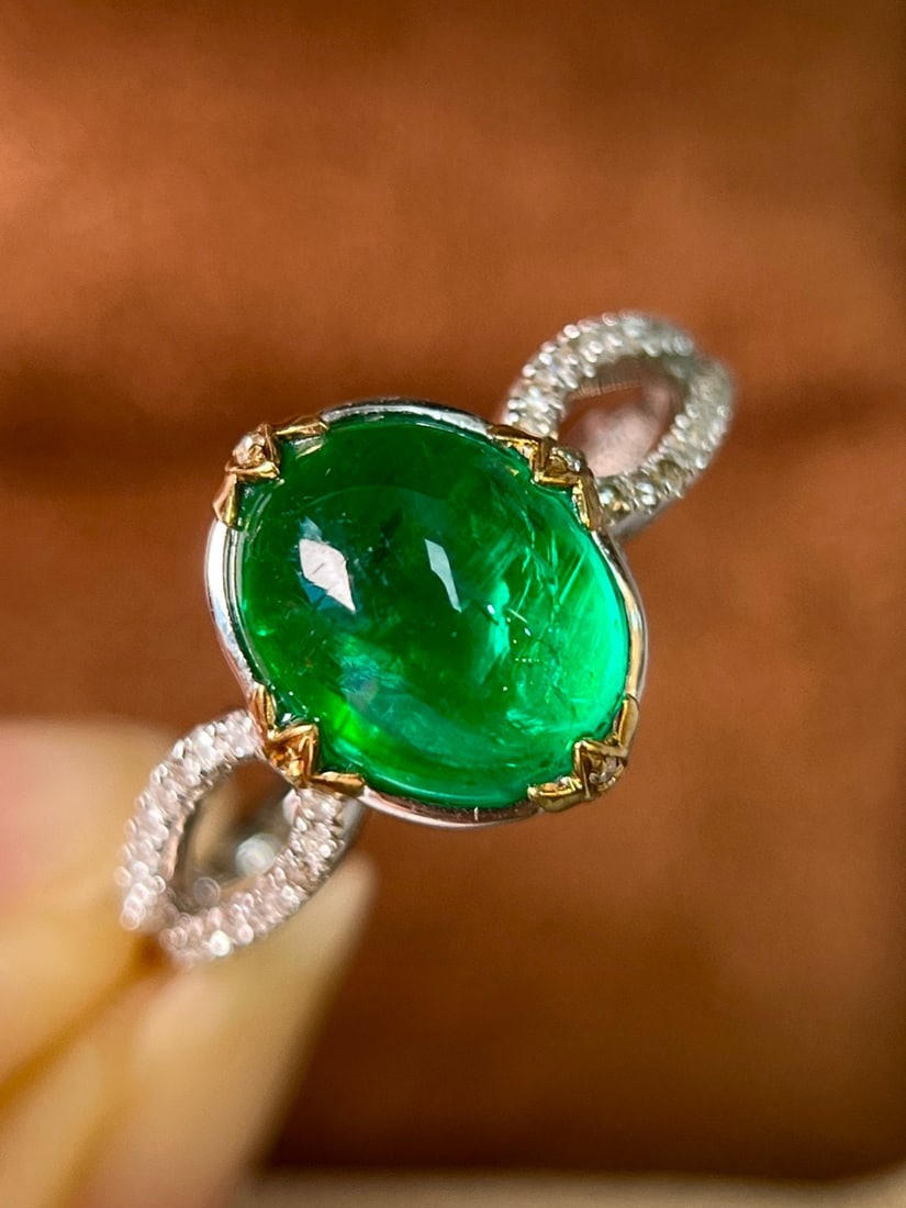 14k Gold 3.10 Ctw Vivid Green Natural Emerald & Diamond Ring: Ref:231082353 // gold content:14k gold // ring size:7. 25us // // main gemstone:emerald // shape:oval // carat weight:2. 80ct // color:vivid green // treatment:natural // // adjacent gemstone 2 : diam