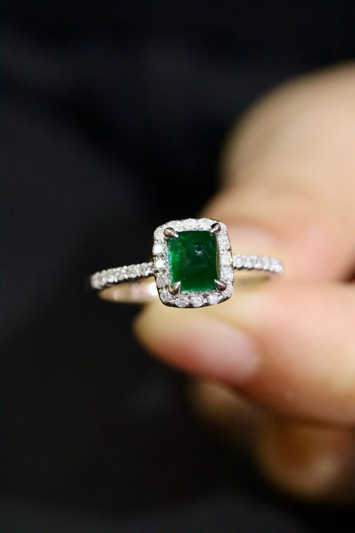 14k Gold 1.01 Ctw Vivid Green Natural Emerald & Diamond Ring: Ref:231082366 // gold content:14k gold // ring size:7. 25us // // main gemstone:emerald // shape:sugar-loaf // carat weight:0. 84ct // color:vivid green // treatment:natural // // adjacent gemstone 2