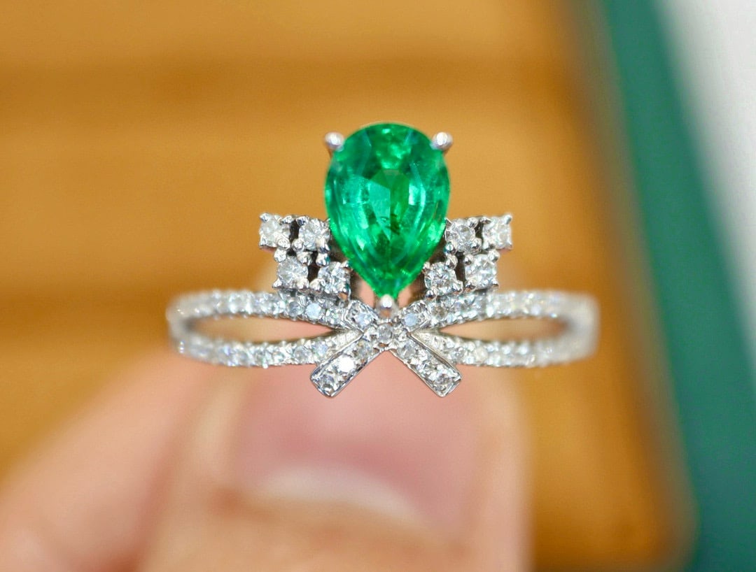 14k Gold 0.92 Ctw Vivid Green Natural Emerald & Diamond Ring - 5