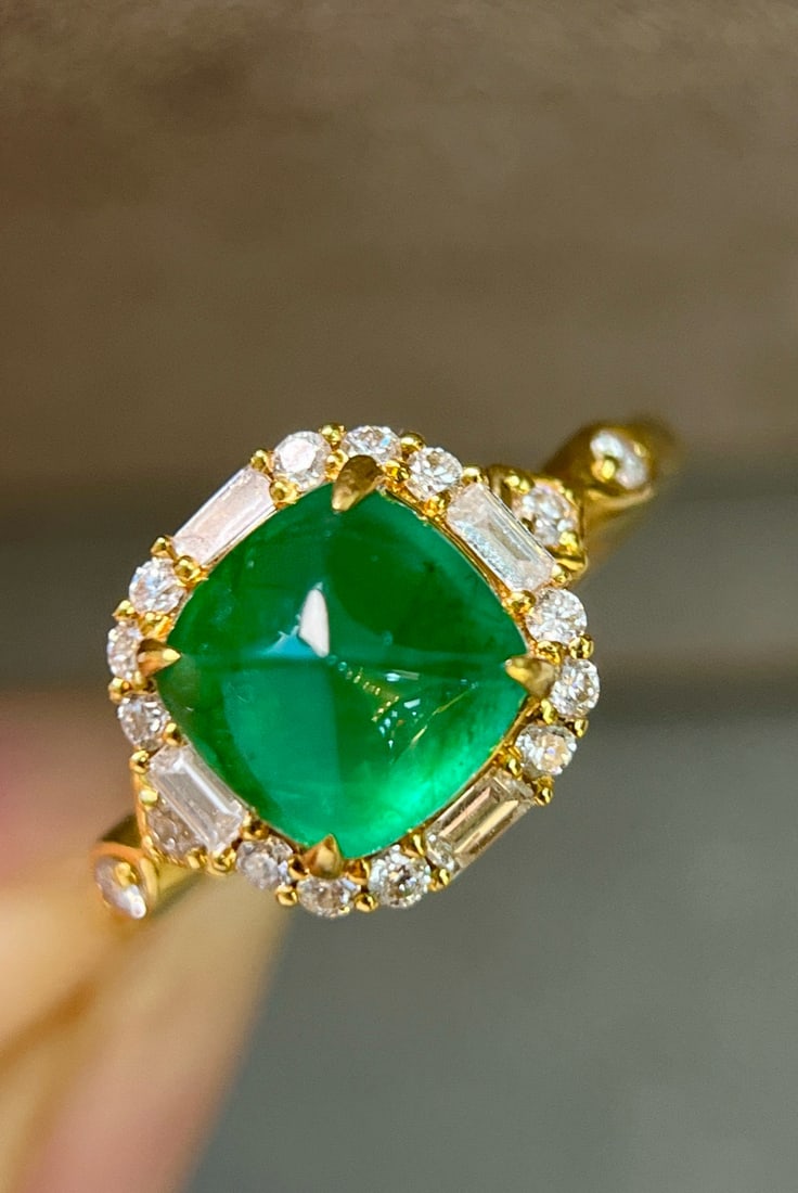 14k Gold 2.59 Ctw Vivid Green Natural Emerald & Diamond Ring: Ref:231082390 // gold content:14k gold // ring size:7. 25us // // main gemstone:emerald // shape:sugar-loaf // carat weight:2. 20ct // color:vivid green // treatment:natural // // adjacent gemstone 2 