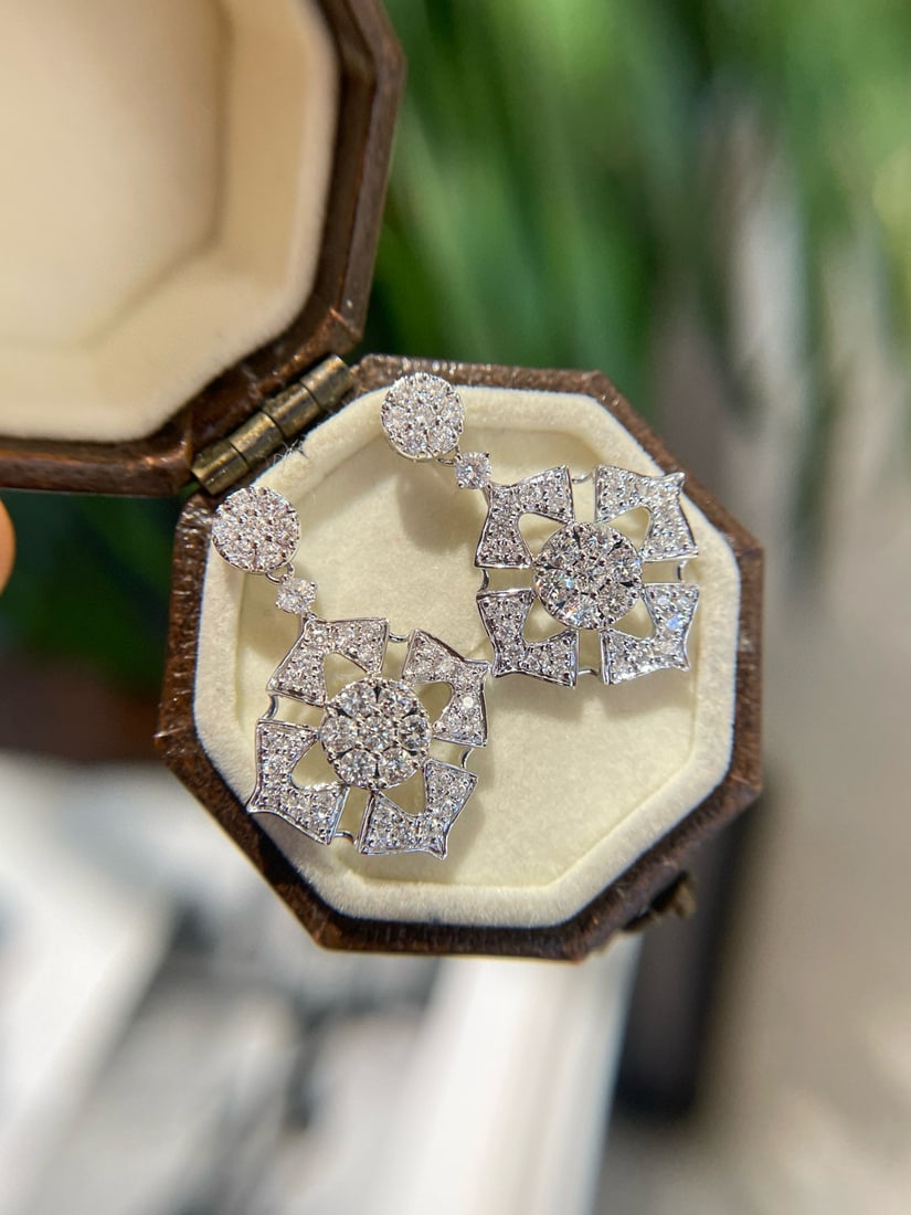14k Gold 0.80 Ct Natural H Diamond Earrings: Ref:231082399 // gold content:14k gold // main gemstone:diamond // shape:round // carat weight:0. 80ct // clarity grade:vs-si // color:h // treatment:natural // cut grade:g // High Estimate: 6300 Cond