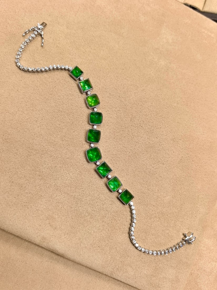 14k Gold 10.53 Ctw Vivid Green Natural Emerald & Diamond Bracelet: Ref:231082404 // gold content:14k gold // main gemstone:emerald // shape:sugar-loaf // carat weight:10. 01ct // color:vivid green // treatment:natural // // adjacent gemstone 2 : diamond // shape:roun