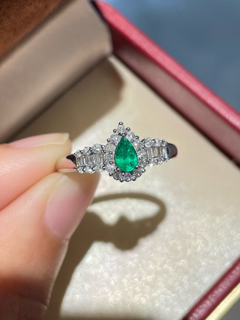14k Gold 0.25 Ct Vivid Green Natural Emerald & Diamond Ring: Ref:231082409 // gold content:14k gold // ring size:7. 25us // // main gemstone:emerald // shape:pear // carat weight:0. 25ct // color:vivid green // treatment:natural // // adjacent gemstone 2 :