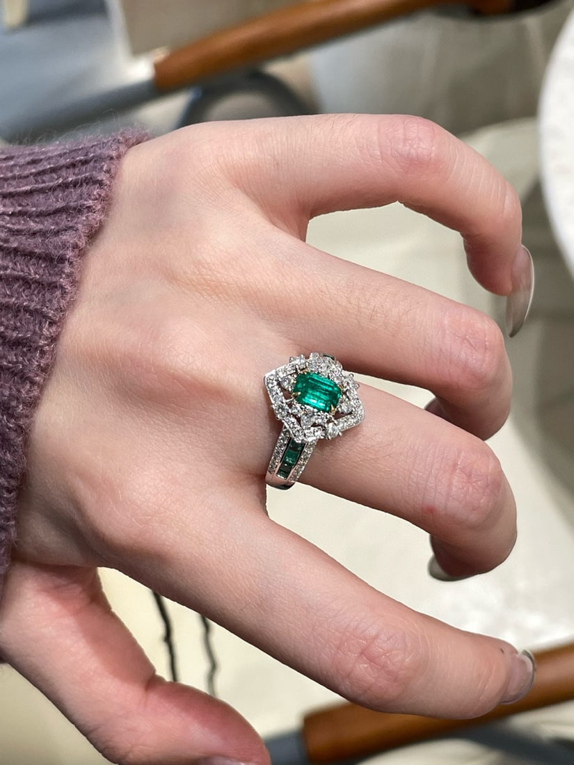 14k Gold 0.78 Ct Vivid Green Natural Emerald & Diamond Ring - 7