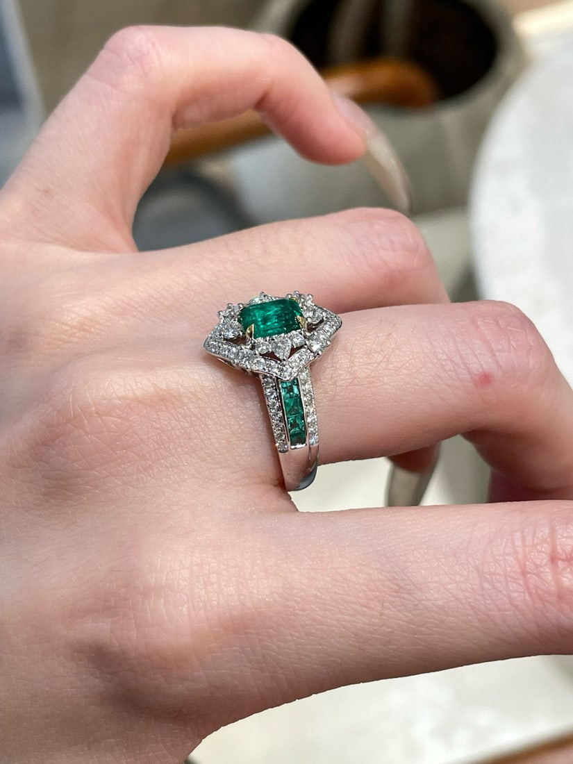 14k Gold 0.78 Ct Vivid Green Natural Emerald & Diamond Ring - 8