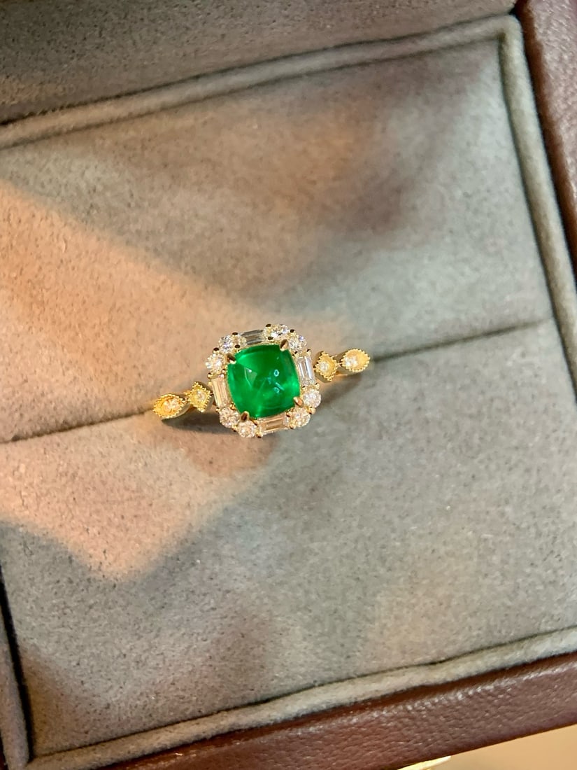 14k Gold 1.02 Ctw Vivid Green Natural Emerald & Diamond Ring: Ref:231082414 // gold content:14k gold // ring size:7. 25us // // main gemstone:emerald // shape:sugar-loaf // carat weight:0. 79ct // color:vivid green // treatment:natural // // adjacent gemstone 2