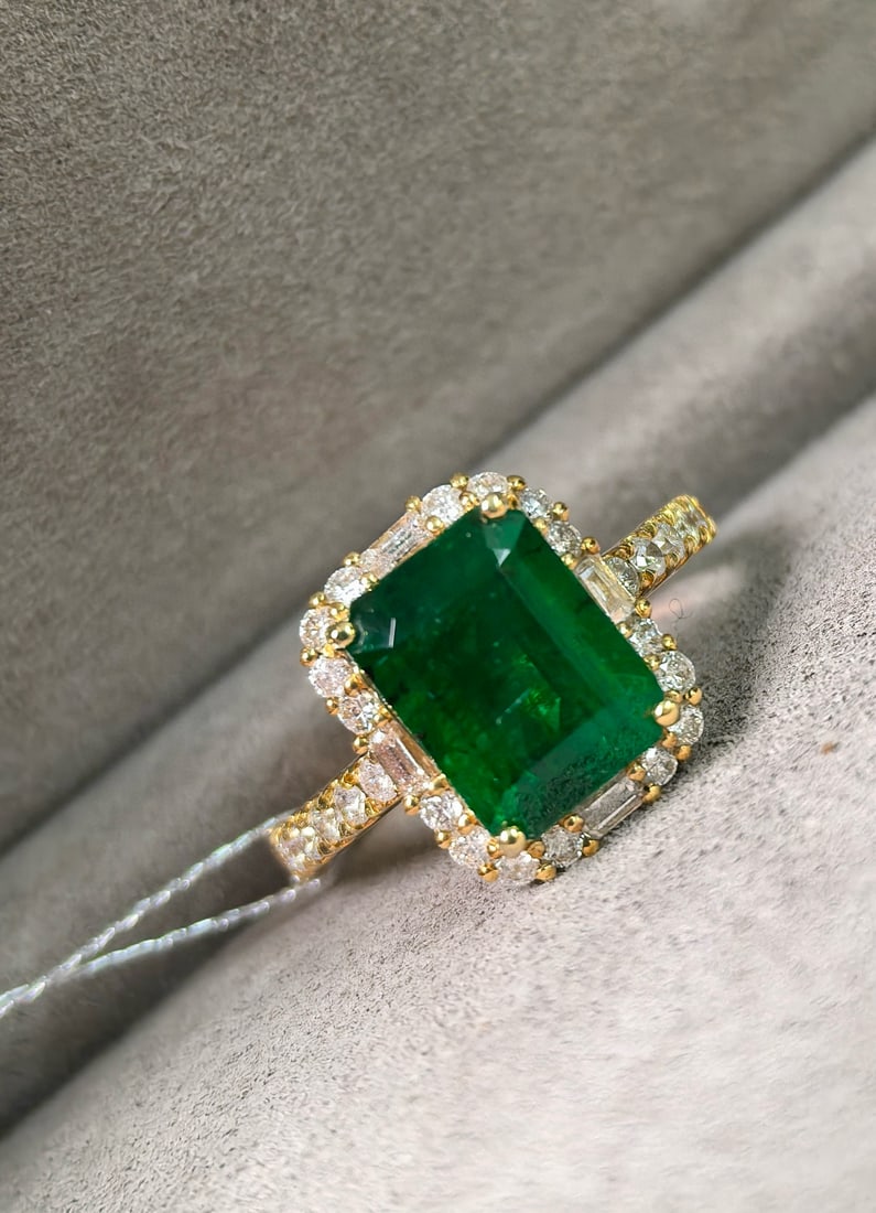 14k Gold 3.41 Ctw Vivid Green Natural Emerald & Diamond Ring: Ref:231082415 // gold content:14k gold // ring size:7. 25us // // main gemstone:emerald // shape:octagonal // carat weight:2. 78ct // color:vivid green // treatment:natural // // adjacent gemstone 2 :
