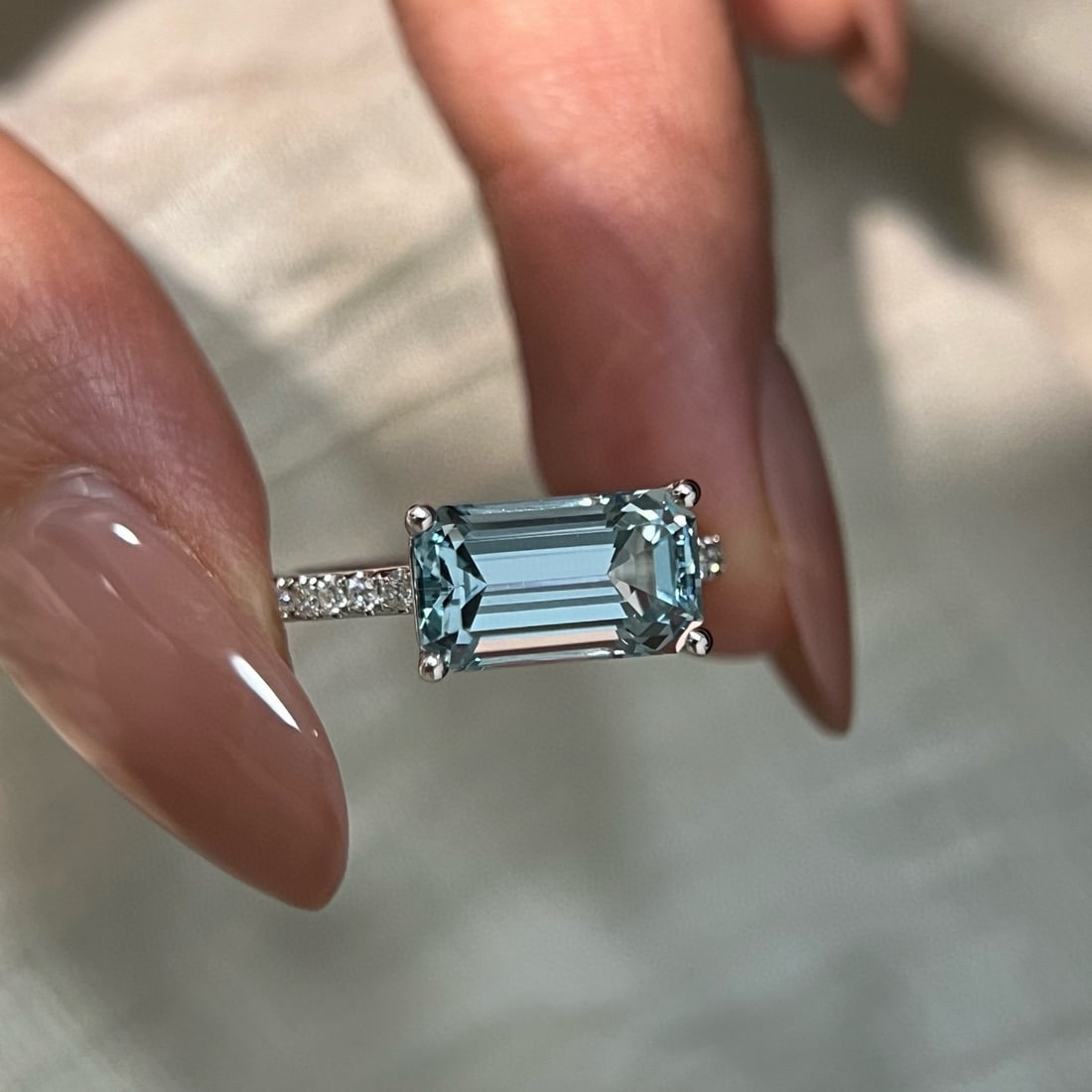 14k Gold 2.82 Ctw Natural Aquamarine & Lab Grown Diamond Ring: Ref:231082420 // gold content:14k gold // ring size:7. 25us // // main gemstone:aquamarine // shape:octagonal // carat weight:2. 56ct // color:blue // treatment:natural // // adjacent gemstone 2 :