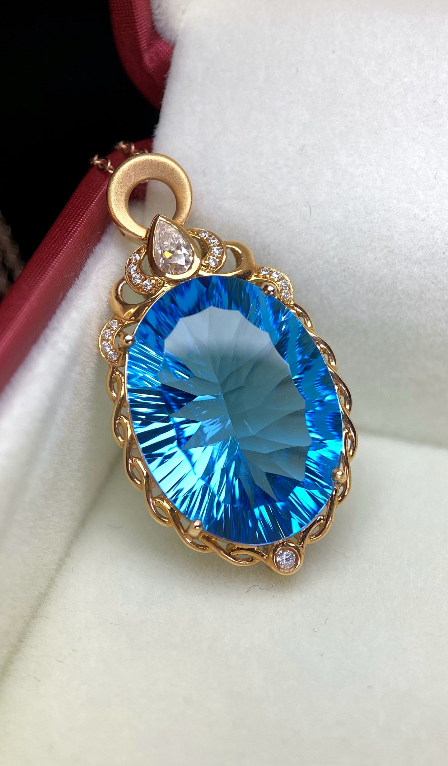 14k Gold 21.2 Ct Natural Topaz & Diamond Pendant( Without Chain ): Ref:231082426 // gold content:14k gold // main gemstone:topaz // shape:oval // carat weight:21. 2ct // color:blue // treatment:natural // // adjacent gemstone 2 : diamond // number of stones:18 //