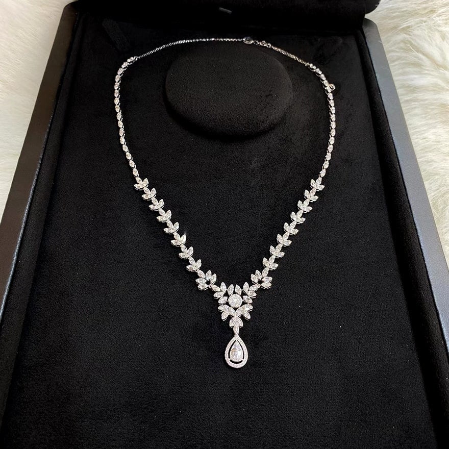 14k Gold 3.8 Ct Natural H Diamond Necklace: Ref:231159011 // gold content:14k gold // main gemstone:diamond // shape:multiple // carat weight:3. 8ct // clarity grade:vs-si // color:h // treatment:natural // Condition: New Low Estimate: