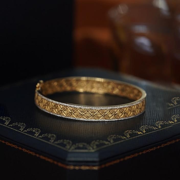 14k Gold 0.9 Ct Natural H Diamond Bangle: Ref:231159098 // gold content:14k gold // main gemstone:diamond // shape:round // carat weight:0. 9ct // clarity grade:vs-si // color:h // treatment:natural // cut grade:g //