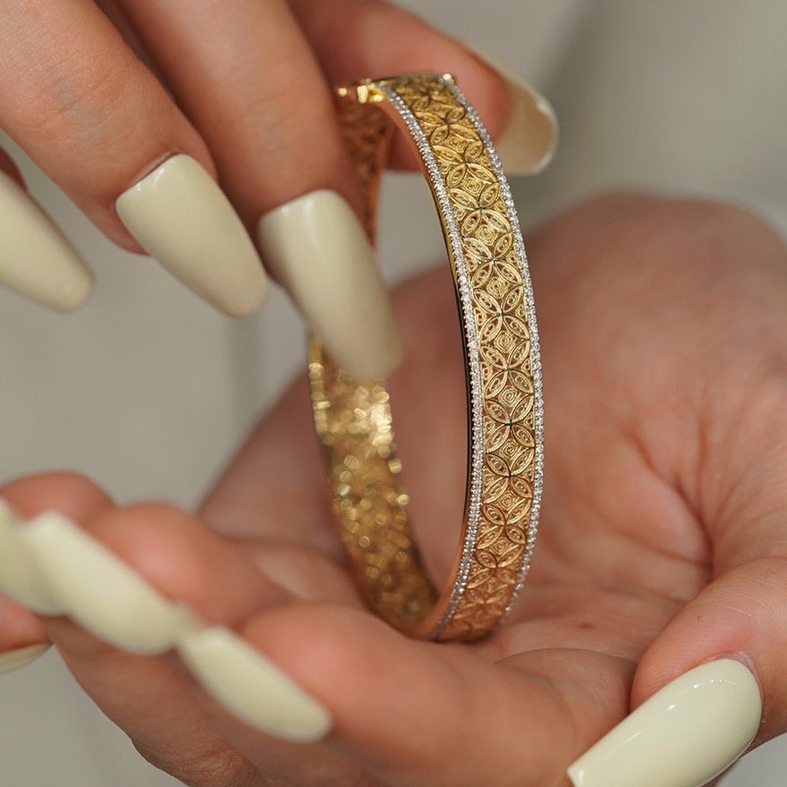 14k Gold 0.9 Ct Natural H Diamond Bangle - 8