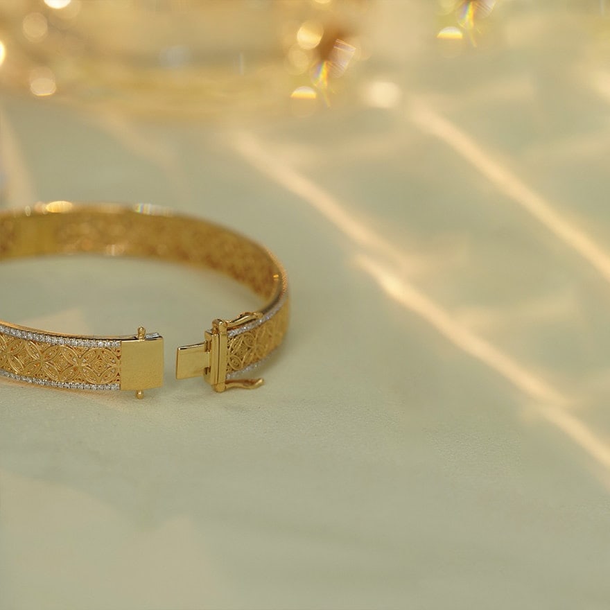 14k Gold 0.9 Ct Natural H Diamond Bangle - 9