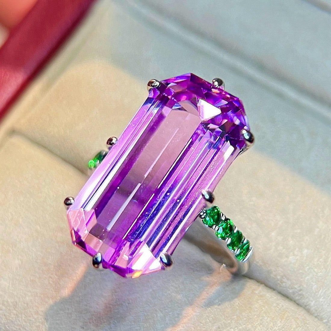 14k Gold 17.11 Ctw Natural Kunzite & Tsavorite Ring: Ref:231159102 // gold content:14k gold // ring size:7. 25us // // main gemstone:kunzite // shape:octagonal // carat weight:16. 71ct // color:purple // treatment:natural // // adjacent gemstone 2 :