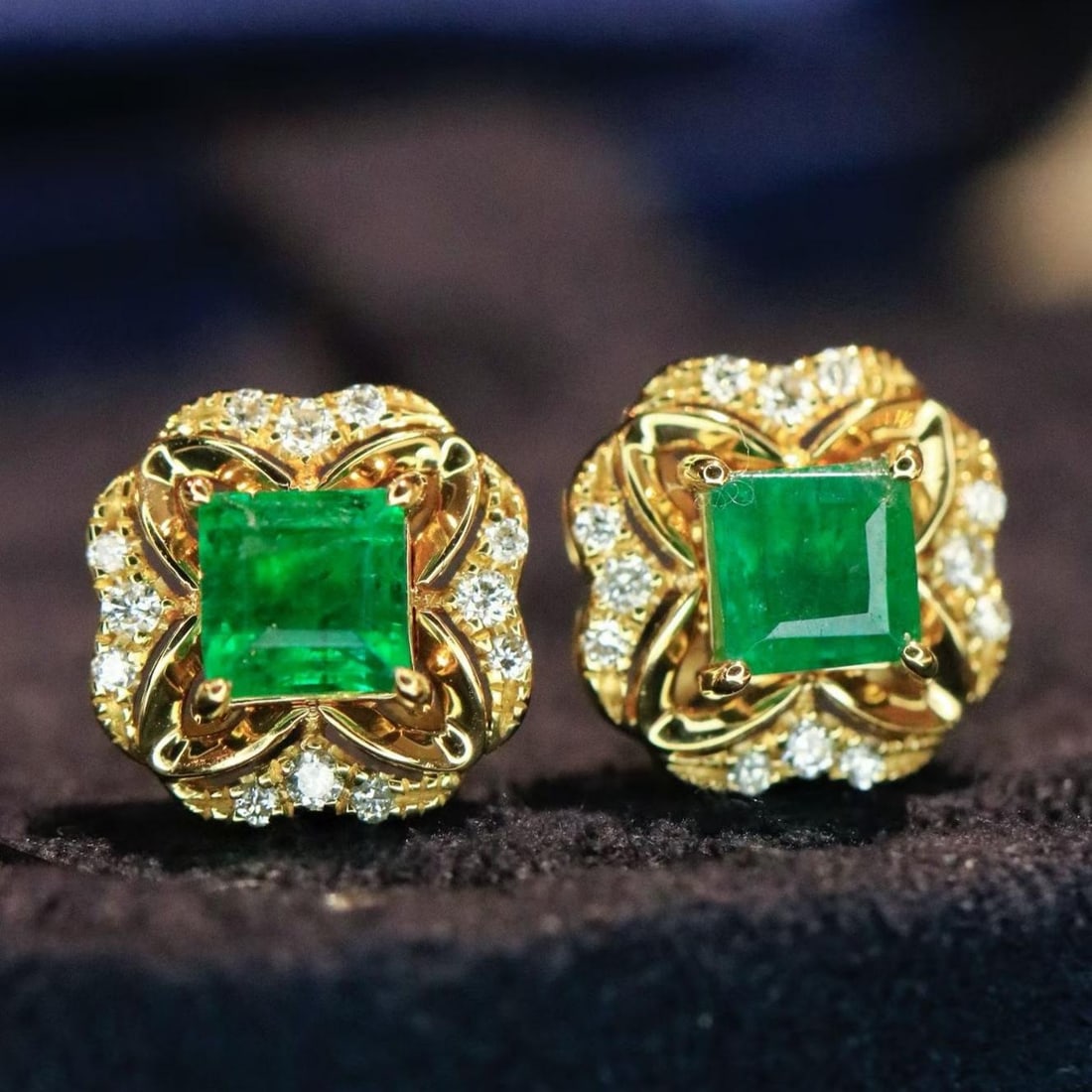 14k Gold 0.64 Ctw Natural Emerald & Diamond Earrings: Ref:231159127 // gold content:14k gold // main gemstone:emerald // shape:square // carat weight:0. 54ct // color:green // treatment:natural // // adjacent gemstone 2 : diamond // shape:round // carat