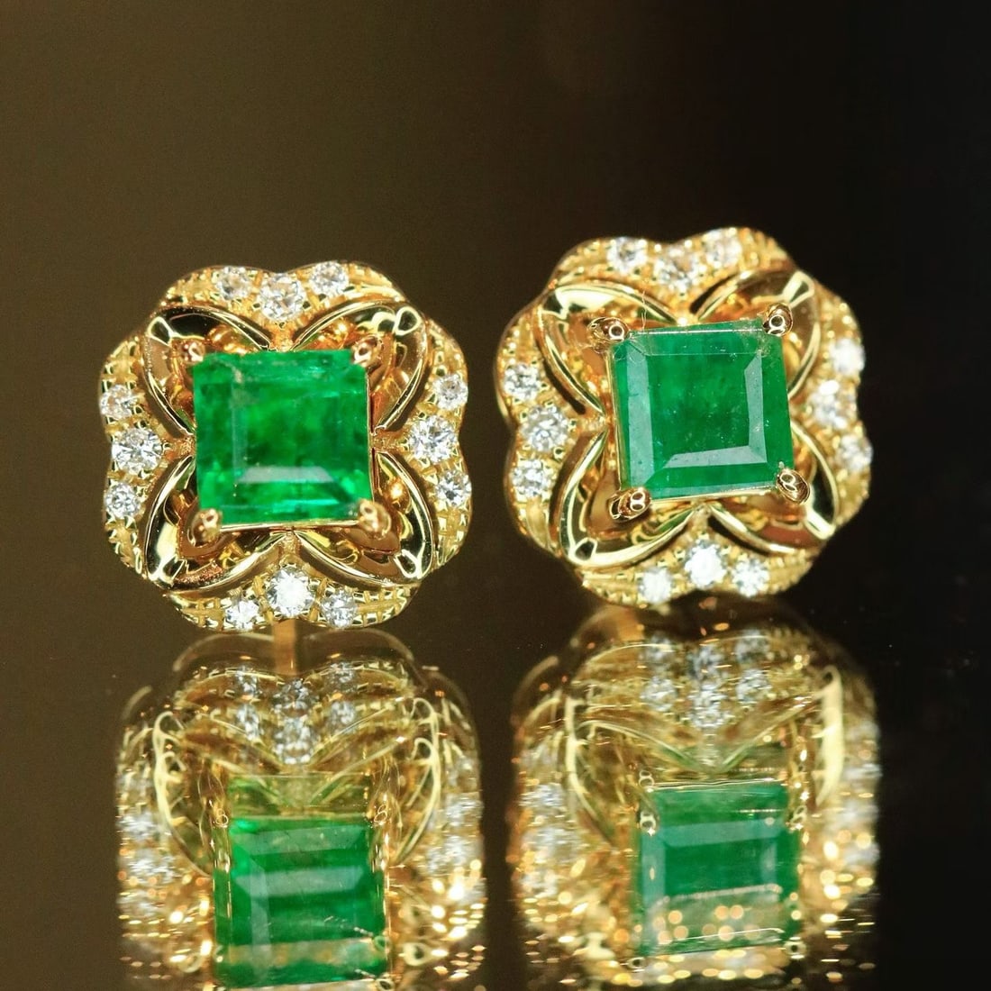 14k Gold 0.64 Ctw Natural Emerald & Diamond Earrings - 6