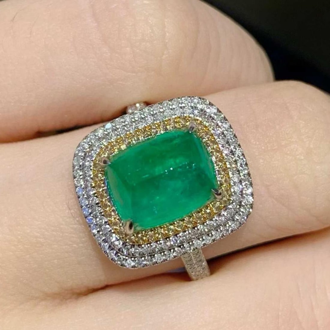 14k Gold 2.75 Ct Natural Emerald & Diamond Ring: Ref:231159177 // gold content:14k gold // ring size:7. 25us // // main gemstone:emerald // shape:sugar-loaf // carat weight:2. 75ct // color:green // treatment:natural // // adjacent gemstone 2 : diam