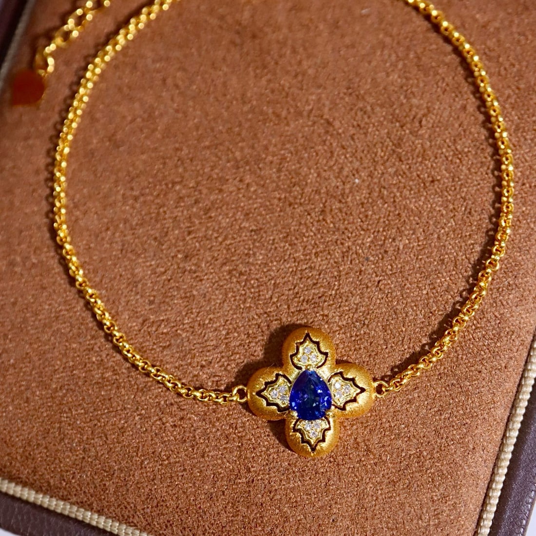 14k Gold 0.58 Ctw Natural Sapphire & Diamond Bracelet: Ref:231159178 // gold content:14k gold // main gemstone:sapphire // shape:pear // carat weight:0. 55ct // color:blue // treatment:natural // // adjacent gemstone 2 : diamond // shape:round // carat