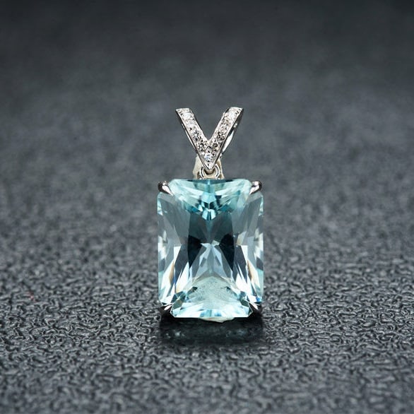 14k Gold 5.64 Ct Natural Aquamarine & Diamond Pendant( Without Chain ): Ref:231159258 // gold content:14k gold // main gemstone:aquamarine // shape:octagonal // carat weight:5. 64ct // color:blue // treatment:natural // // adjacent gemstone 2 : diamond // shape:round //