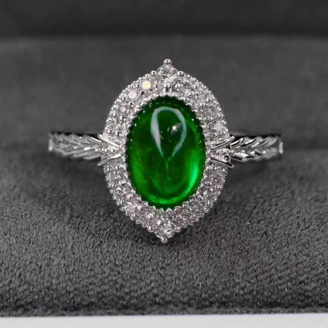 14k Gold 1.56 Ctw Vivid Green Natural Emerald & Diamond Ring: Ref:231160003 // gold content:14k gold // ring size:7. 25us // // main gemstone:emerald // shape:oval // carat weight:1. 39ct // color:vivid green // treatment:natural // // adjacent gemstone 2 :