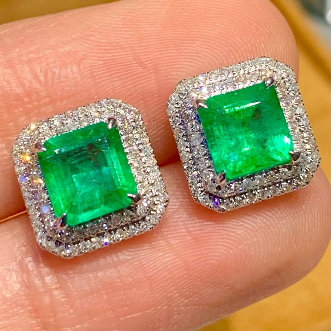 14k Gold 2.45 Ct Natural Emerald & Diamond Earrings: Ref:231160030 // gold content:14k gold // main gemstone:emerald // shape:octagonal // carat weight:2. 45ct // color:green // treatment:natural // // adjacent gemstone 2 : diamond // shape:round //