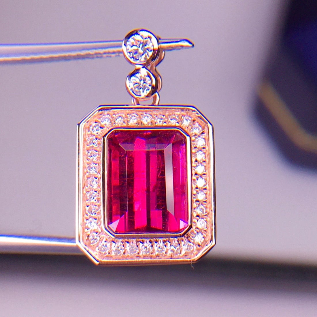 14k Gold 2.72 Ct Natural Tourmaline & Diamond Pendant( Without Chain ): Ref:231160205 // gold content:14k gold // main gemstone:tourmaline // shape:octagonal // carat weight:2. 72ct // color:red // treatment:natural // // adjacent gemstone 2 : diamond // shape:round //