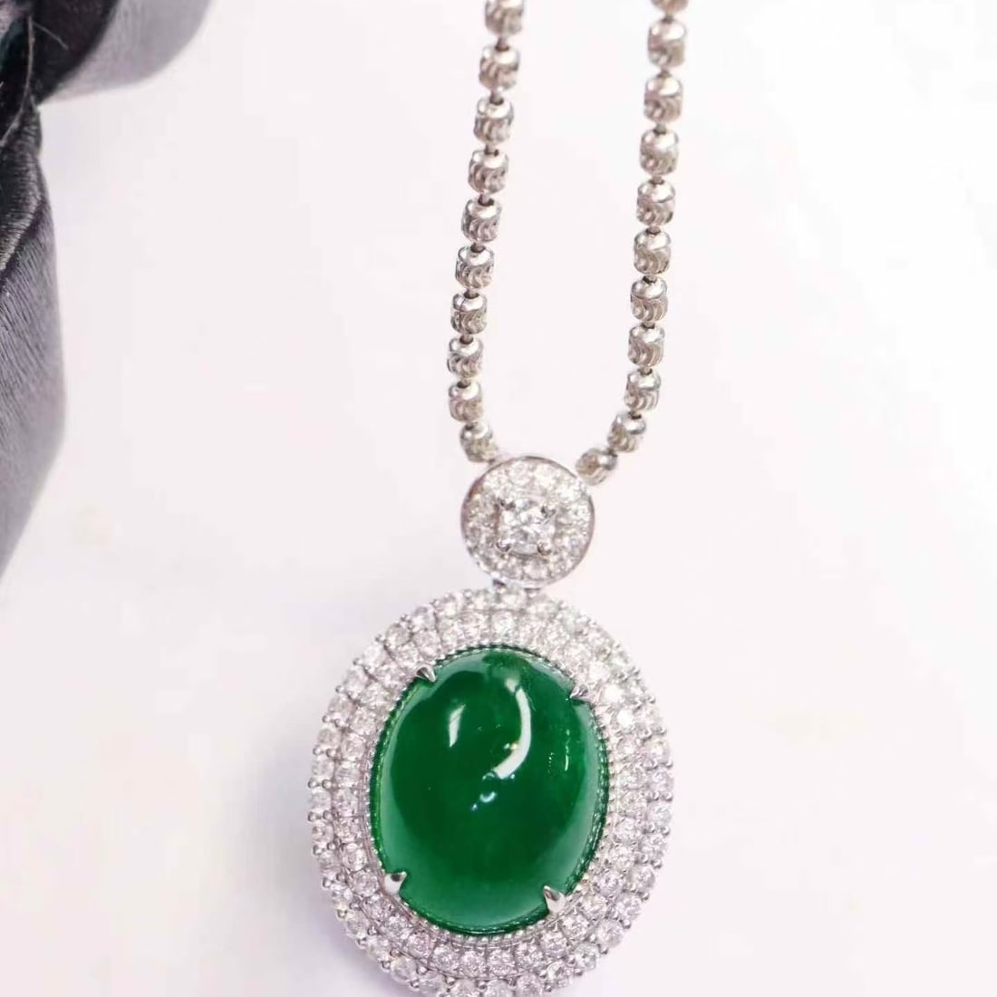 14k Gold 5.38 Ctw Vivid Green Natural Emerald & Diamond Pendant( Without Chain ): Ref:231160216 // gold content:14k gold // main gemstone:emerald // shape:oval // carat weight:4. 8ct // color:vivid green // treatment:natural // // adjacent gemstone 2 : diamond // shape:round //