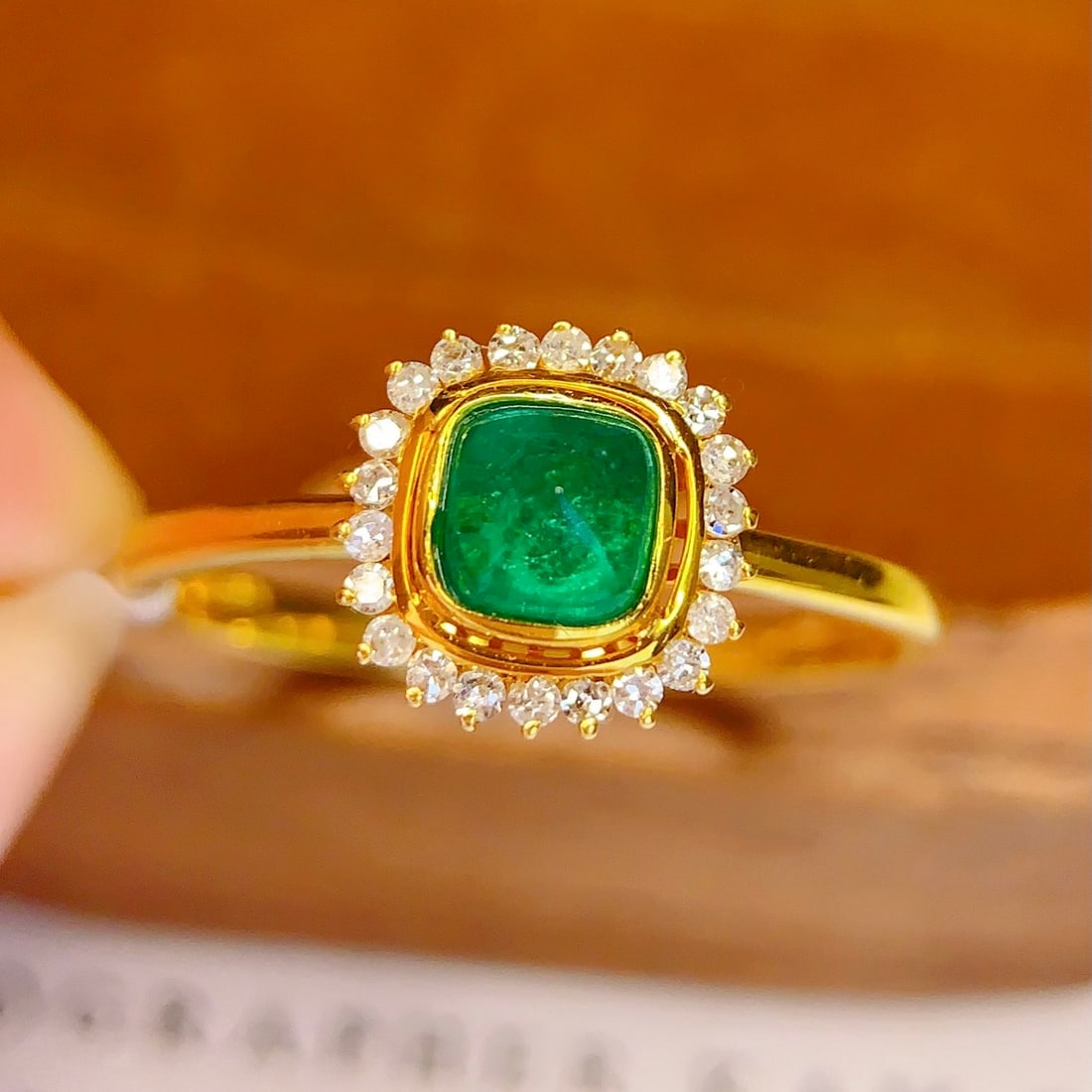 14k Gold 1 Ct Vivid Green Natural Emerald & Diamond Ring: Ref:231160220 // gold content:14k gold // ring size:7. 25us // // main gemstone:emerald // shape:sugar-loaf // carat weight:1ct // color:vivid green // treatment:natural // // adjacent gemstone 2 :