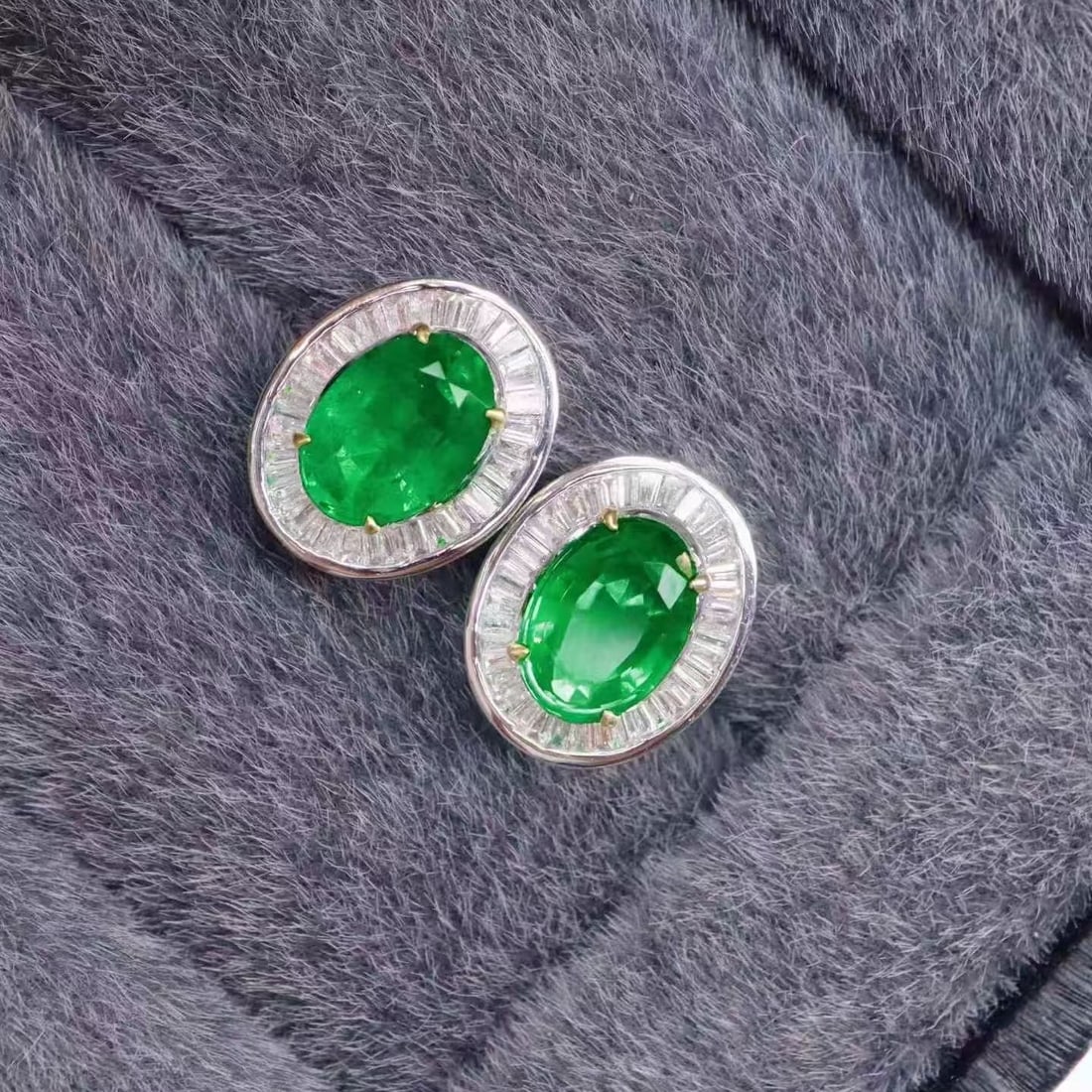 14k Gold 1.8 Ctw Vivid Green Natural Emerald & Diamond Earrings: Ref:231160221 // gold content:14k gold // main gemstone:emerald // shape:oval // carat weight:1. 4ct // color:vivid green // treatment:natural // // adjacent gemstone 2 : diamond // shape:baguette //
