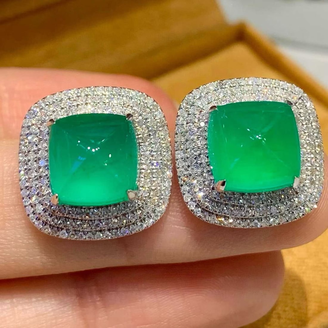 14k Gold 6.5 Ct Natural Emerald & Diamond Earrings: Ref:231160232 // gold content:14k gold // main gemstone:emerald // shape:sugar-loaf // carat weight:6. 5ct // color:green // treatment:natural // // adjacent gemstone 2 : diamond // number of stones:2