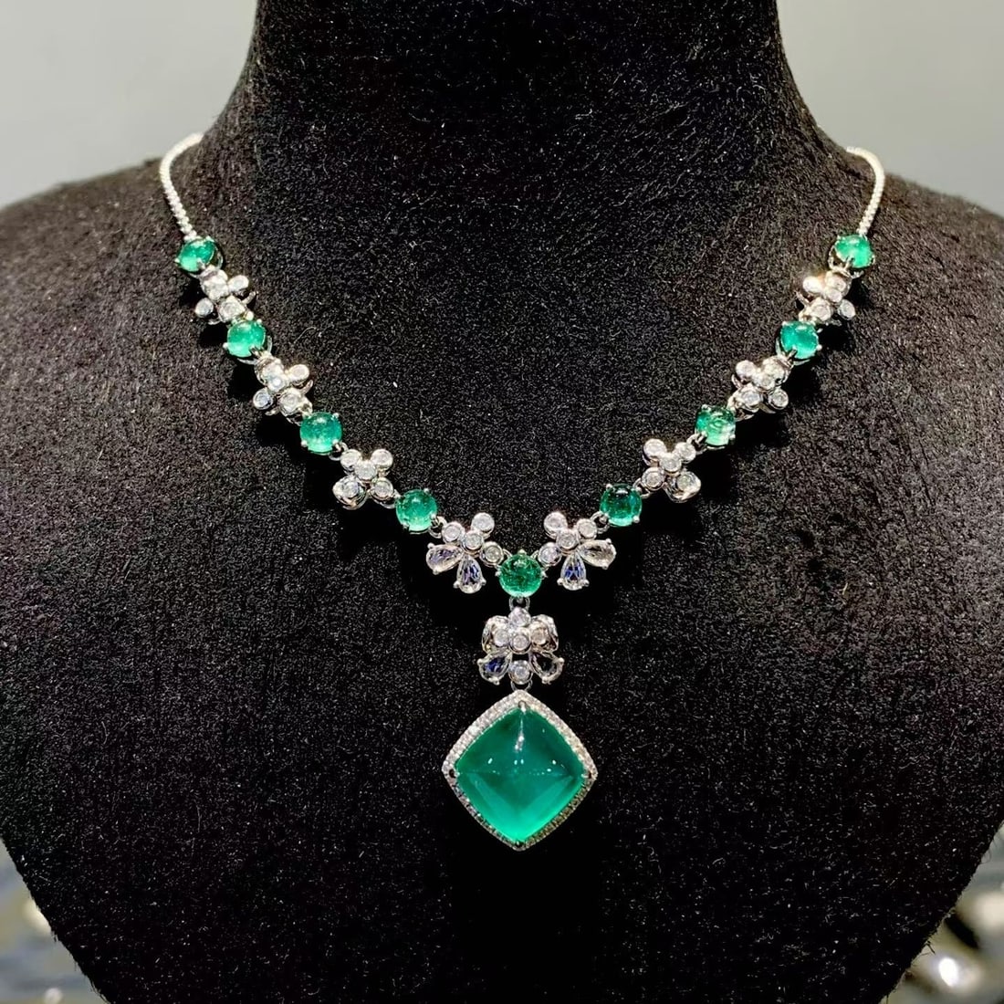 14k Gold 5.02 Ct Natural Emerald & Diamond Necklace: Ref:231160265 // gold content:14k gold // main gemstone:emerald // shape:sugar-loaf // carat weight:5. 02ct // color:green // treatment:natural // // adjacent gemstone 2 : diamond // shape:round //