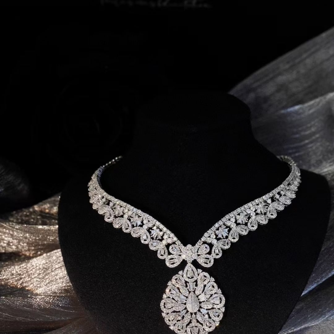 14k Gold 7.2 Ct Natural H Diamond Necklace: Ref:230947004 // gold content:14k gold // main gemstone:emerald // shape:heart // carat weight:1. 8ct // color:green // treatment:natural // // adjacent gemstone 2 : diamond // shape:round // carat