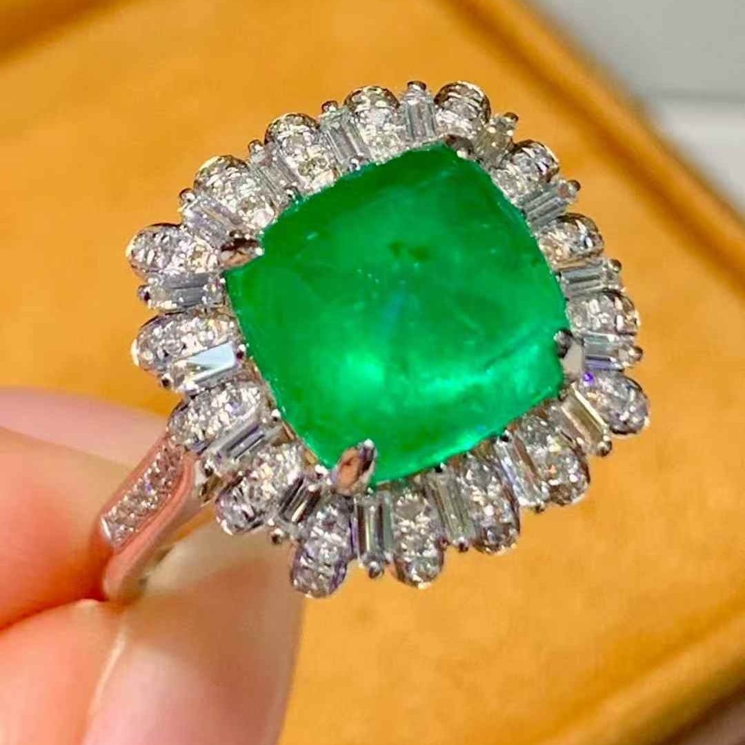 14k Gold 3.65 Ct Vivid Green Natural Emerald & Diamond Ring - 4