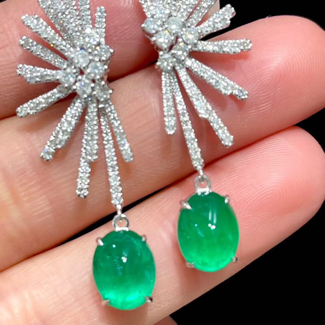 14k Gold 4.2 Ct Vivid Green Natural Emerald & Diamond Earrings: Ref:230947175 // gold content:14k gold // main gemstone:diamond // shape:round // carat weight:0. 9ct // clarity grade:vs-si // color:h // treatment:natural // cut grade:g // Condition: New Low Estima