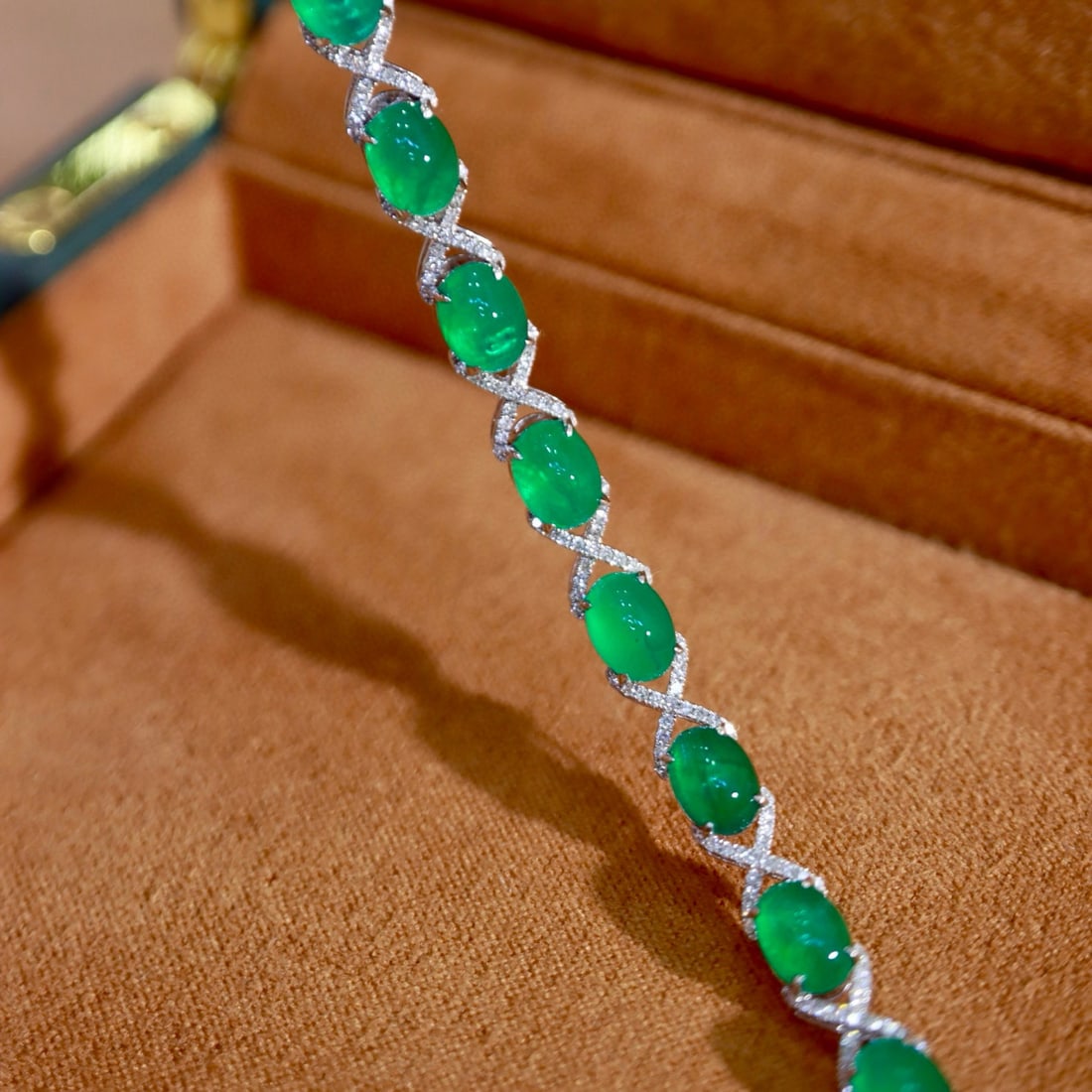 14k Gold 10.93 Ctw Natural Emerald & Diamond Bracelet: Ref:230947185 // gold content:14k gold // main gemstone:yellow diamond // shape:cushion // carat weight:0. 80ct // color:yellow // treatment:natural // // adjacent gemstone 2 : diamond // shape:multip