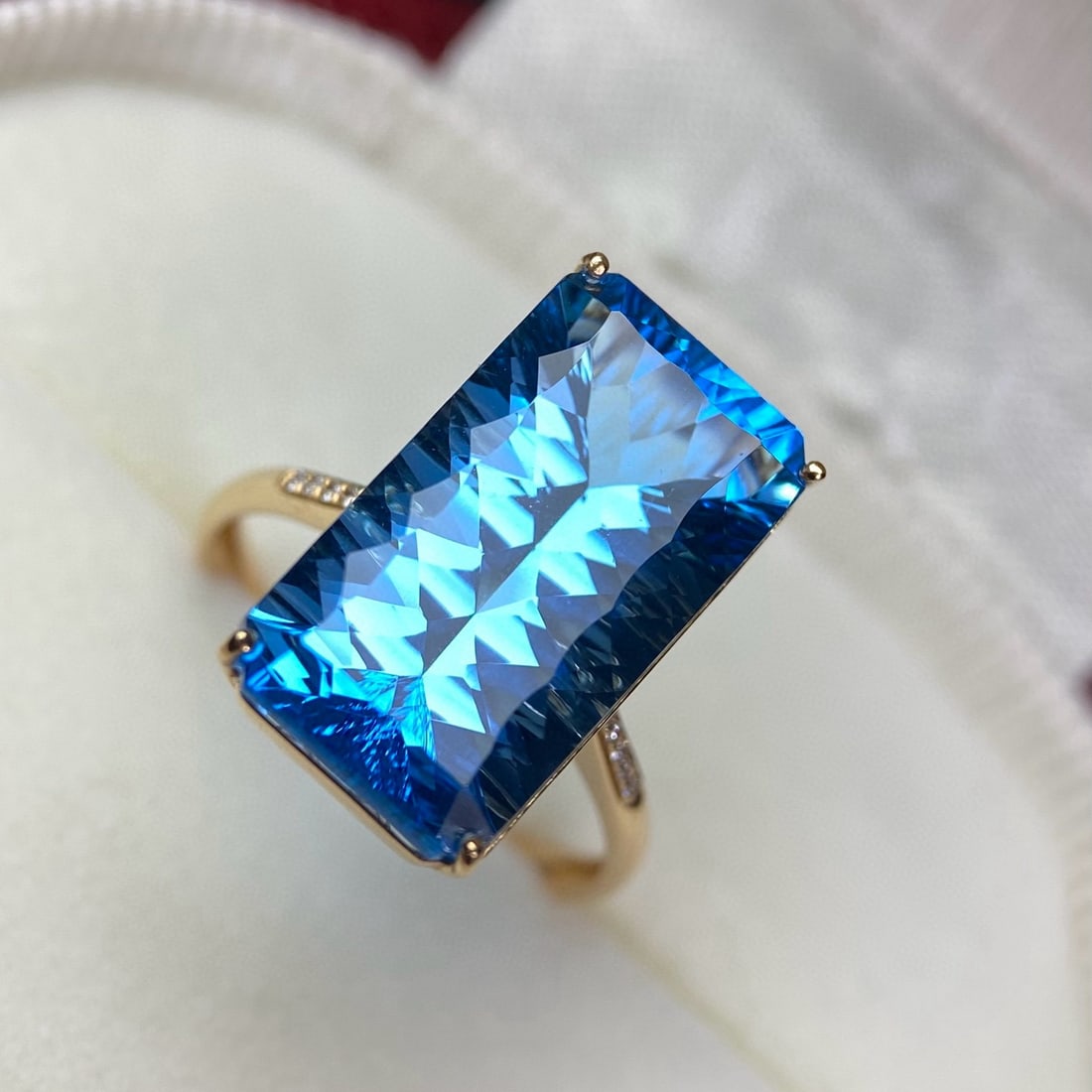 14k Gold 11.8 Ct Natural Topaz & Diamond Ring - 3