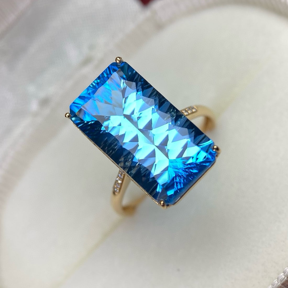 14k Gold 11.8 Ct Natural Topaz & Diamond Ring - 4